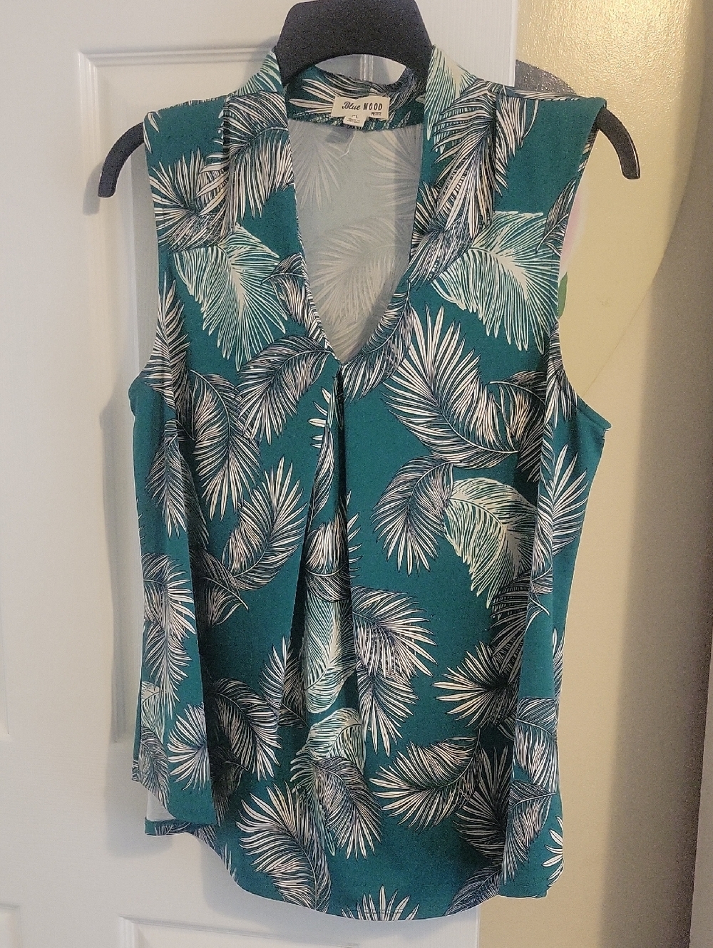 Blue Mood SzPLg Green,White Palm-Print Sleeveless V-Neck Camisole top